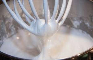 Крем для бисквита: 8 самых простых и вкусных рецептов!